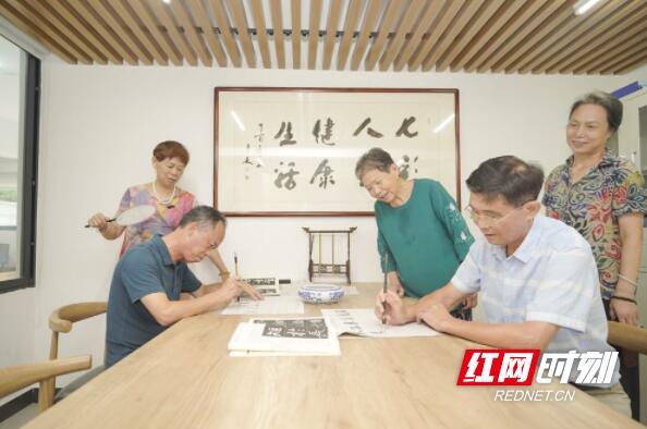 家門(mén)口養(yǎng)老 穩(wěn)穩(wěn)的幸福(圖3) 家門(mén)口養(yǎng)老 穩(wěn)穩(wěn)的幸福(圖3)