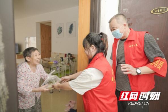 家門(mén)口養(yǎng)老 穩(wěn)穩(wěn)的幸福(圖2) 家門(mén)口養(yǎng)老 穩(wěn)穩(wěn)的幸福(圖2)
