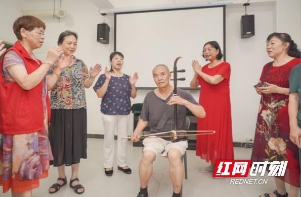 家門(mén)口養(yǎng)老 穩(wěn)穩(wěn)的幸福(圖1) 家門(mén)口養(yǎng)老 穩(wěn)穩(wěn)的幸福(圖1)
