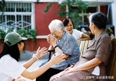 養(yǎng)老院雖好，但家庭照護(hù)床位更不賴，新型養(yǎng)老模式，多重選擇(圖1)
