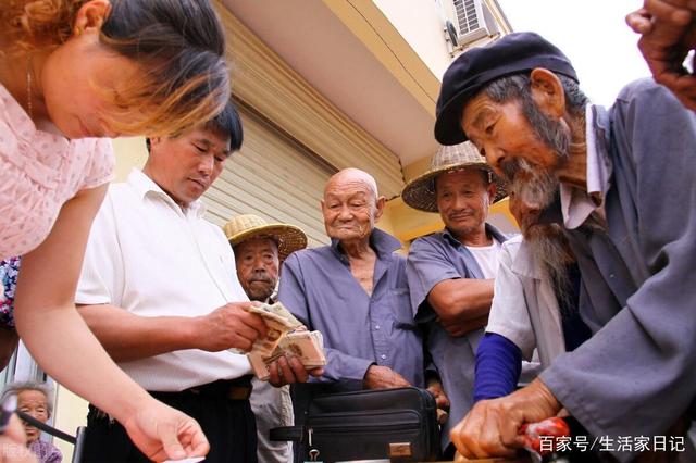 退休老人有福了！70歲老人享受養(yǎng)老金還有高齡補(bǔ)貼，你領(lǐng)取了嗎？(圖2)