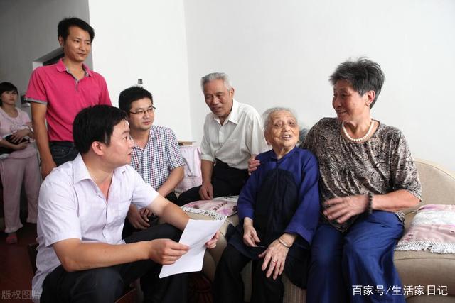 退休老人有福了！70歲老人享受養(yǎng)老金還有高齡補(bǔ)貼，你領(lǐng)取了嗎？(圖3)